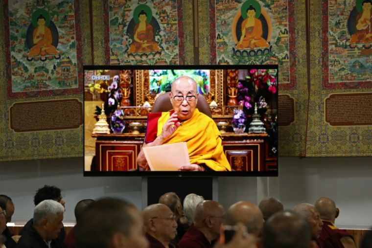 Le Dalaï Lama s'exprime dans une vidéo diffusée lors d'une réunion religieuse à McLeod Ganj, dans le nord de l'Inde, le 2 juillet 2025 ( AFP / Sanjay BAID )