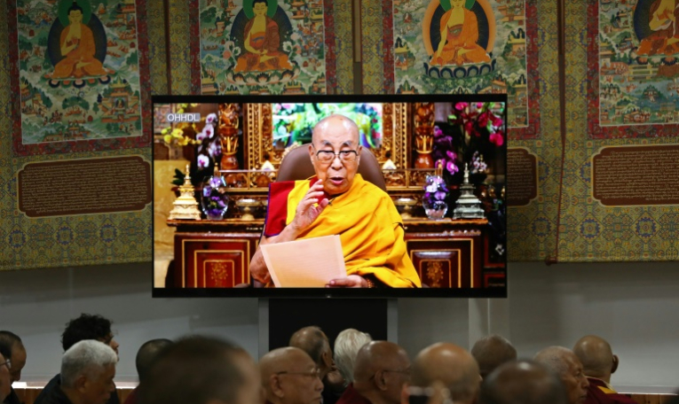Le Dalaï Lama s'exprime dans une vidéo diffusée lors d'une réunion religieuse à McLeod Ganj, dans le nord de l'Inde, le 2 juillet 2025 ( AFP / Sanjay BAID )
