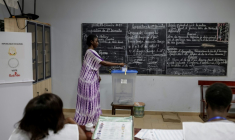 Une électrice vote dans un bureau de vote à Conakry le 28 décembre 2025 lors de l'élection présidentielle guinéenne. ( AFP / Patrick MEINHARDT )
