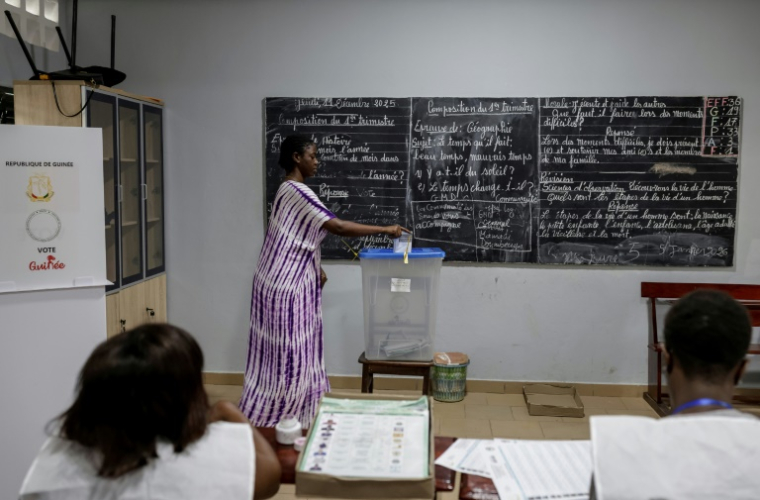 Une électrice vote dans un bureau de vote à Conakry le 28 décembre 2025 lors de l'élection présidentielle guinéenne. ( AFP / Patrick MEINHARDT )