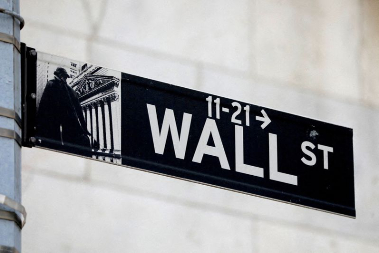Un panneau indiquant Wall Street à l'extérieur de la Bourse de New York (NYSE) à New York