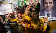 Le portrait de Selahattin Dermitas est brandi par des partisans du Parti démocratique des peuples (HDP pro-kurde), lors d'un rassemblement "Paix et Justice" à Istanbul le 3 février 2019 ( AFP / Yasin AKGUL )