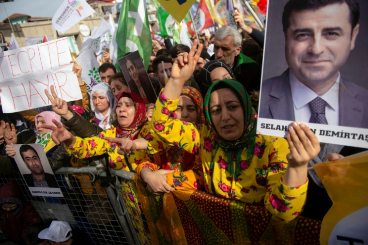 Le portrait de Selahattin Dermitas est brandi par des partisans du Parti démocratique des peuples (HDP pro-kurde), lors d'un rassemblement "Paix et Justice" à Istanbul le 3 février 2019 ( AFP / Yasin AKGUL )