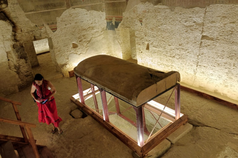 Une touriste visite le tombeau du roi Amenhotep III dans la Vallée des Rois, près de la ville de Louxor, lors de son ouverture officielle au public après des années de restauration, le 4 octobre 2025 en Egypte ( AFP / - )