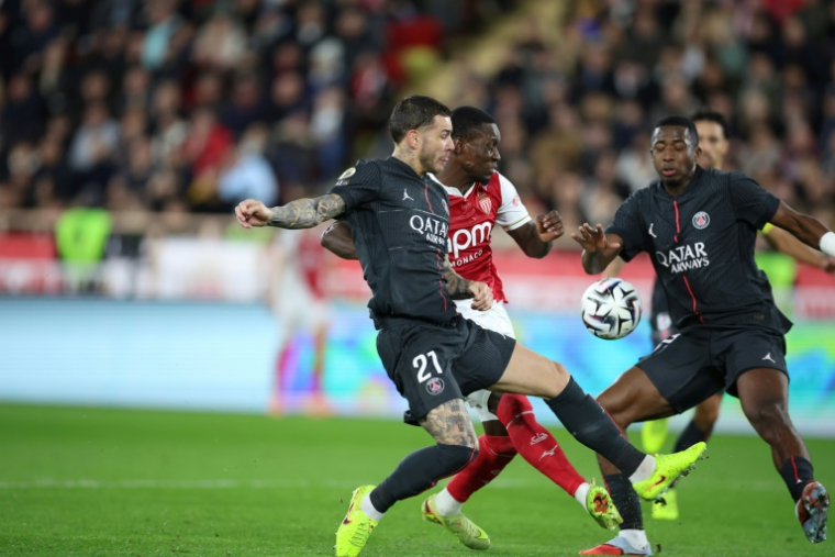 Les défenseurs du PSG Lucas Hernandez (#21) et Willian Pacho sont mis sous pression par l'attaquant monégasque Folarin Balogun lors du revers subi à Monaco, le 29 novembre 2025  ( AFP / Valery HACHE )