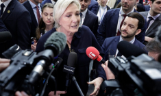 La président du groupe RN à l'Assemblée nationale et candidate à la présidentielle Marine Le Pen (c) et le député RN Jean-Philippe Tanguy (d) lors d'un point presse au parc des expositions de Villepinte,  en Seine-Saint-Denis, le 1er avril 2026 ( AFP / STEPHANE DE SAKUTIN )