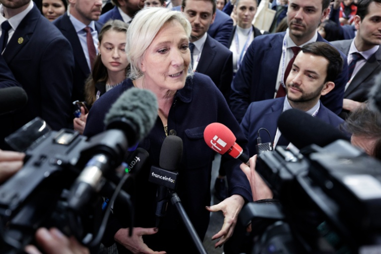 La président du groupe RN à l'Assemblée nationale et candidate à la présidentielle Marine Le Pen (c) et le député RN Jean-Philippe Tanguy (d) lors d'un point presse au parc des expositions de Villepinte,  en Seine-Saint-Denis, le 1er avril 2026 ( AFP / STEPHANE DE SAKUTIN )