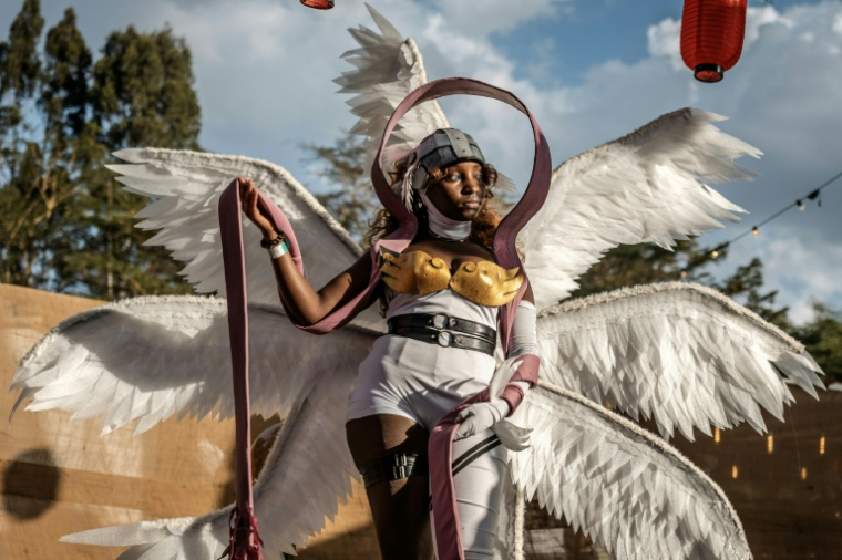 Yvonne Chockey, cosplayer kényane de 24 ans, pose le 22 août 2026 à Nairobi dans son costume d'Angewomon, personnage d'une franchise japonaise ( AFP / Luis TATO )