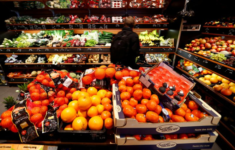 Des étagères pleines de fruits sont photographiées dans un supermarché lors de la propagation du coronavirus (COVID-19) à Berlin