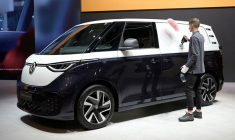 Un fourgon électrique ID Buzz sur le stand du constructeur allemand Volkswagen Commercial Vehicles au salon des transports IAA à Hanovre