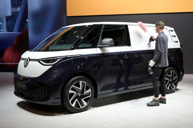 Un fourgon électrique ID Buzz sur le stand du constructeur allemand Volkswagen Commercial Vehicles au salon des transports IAA à Hanovre