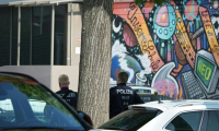 Des policiers devant un établissement scolaire à Graz où des tirs ont fait plusieurs morts, le 10 juin 2025 en Autriche ( APA / GEORG HOCHMUTH )