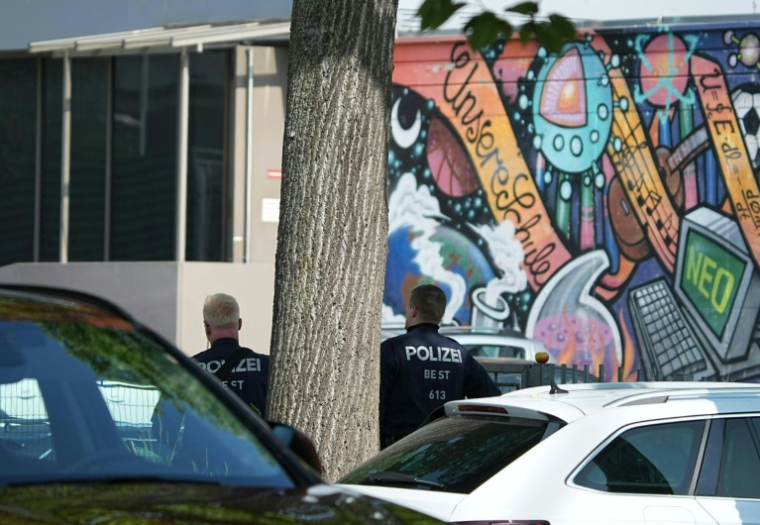 Des policiers devant un établissement scolaire à Graz où des tirs ont fait plusieurs morts, le 10 juin 2025 en Autriche ( APA / GEORG HOCHMUTH )