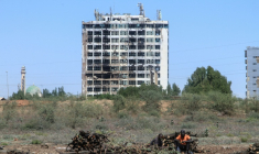 Un Soudanais assis près de bûches de bois à Khartoum, le 7 février 2026 ( AFP / Ebrahim Hamid )