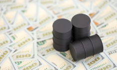 Des barils de pétrole sur un sol de billets de 100 dollars (Crédits: Adobe Stock)