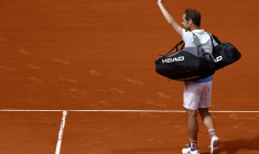 Richard Gasquet salue le public de Roland Garros après y avoir joué son dernier match de tennis professionnel