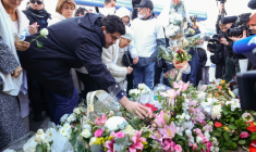 Amine Kessaci et sa mère Ouassila Benhamdi lors de l'hommage à à Mehdi Kessaci, organisé à Marseille, le 22 novembre 2025 ( AFP / Clement MAHOUDEAU )