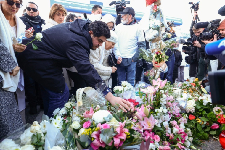 Amine Kessaci et sa mère Ouassila Benhamdi lors de l'hommage à à Mehdi Kessaci, organisé à Marseille, le 22 novembre 2025 ( AFP / Clement MAHOUDEAU )