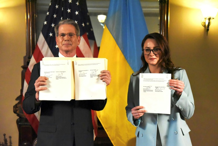 Le secrétaire américain au Trésor Scott Bessent et la vice-Première ministre ukrainienne Ioulia Svyrydenko, le 30 avril 2025 à Washington après la signature d'un accord sur les minerais ( Facebook / @yulia.svyrydenko / Handout )