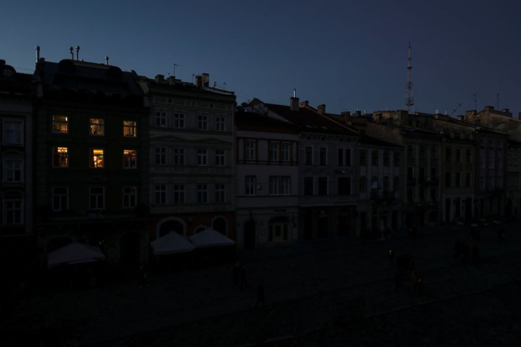 Photo d'archives de Lviv plongée dans le noir après des tirs de missiles russes