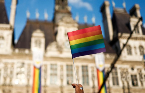 Le drapeau LGBTQIA+ devant la mairie de Paris
