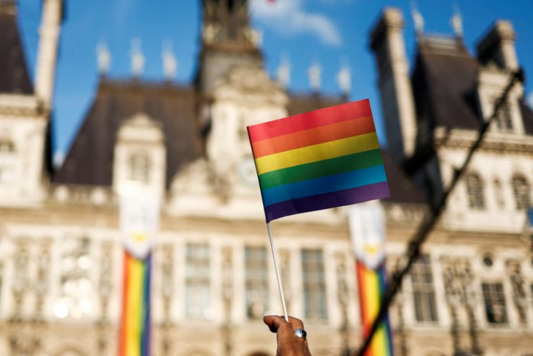 Le drapeau LGBTQIA+ devant la mairie de Paris