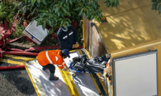 Evacuation du corps d'une victime de l'incendie d'un bloc d'immeubles résidentiels à Hong Kong, le 28 novembre 2025 ( AFP / Philip FONG )