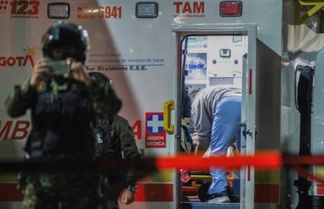 Le sénateur Miguel Uribe reçoit un traitement médical dans une ambulance après avoir été blessé par balle, à Bogota, le 7 juin 2025 ( AFP / STRINGER )