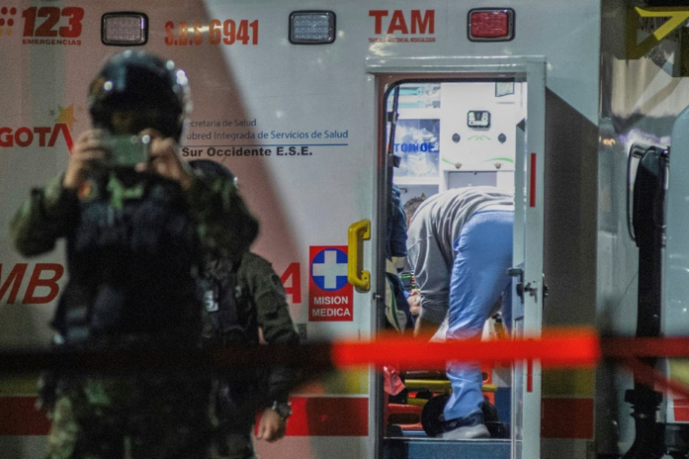 Le sénateur Miguel Uribe reçoit un traitement médical dans une ambulance après avoir été blessé par balle, à Bogota, le 7 juin 2025 ( AFP / STRINGER )
