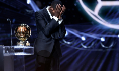 Ousmane Dembele ne peut retenir ses larmes après avoir remercié ses proches en recevant le Ballon d'Or lundi. ( AFP / Franck FIFE )