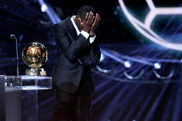 Ousmane Dembélé ne peut retenir ses larmes après avoir remercié ses proches en recevant le Ballon d'Or, le 22 septembre 2025 au Théâtre du Châtelet, à Paris ( AFP / Franck FIFE )