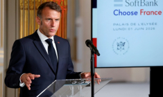 Le président Emmanuel Macron lors d'une déclaration conjointe avec le PDG du groupe SoftBank à l'Élysée, en amont de l'événement "Choose France", le 1er juin 2026 à Paris ( POOL / Ludovic MARIN )