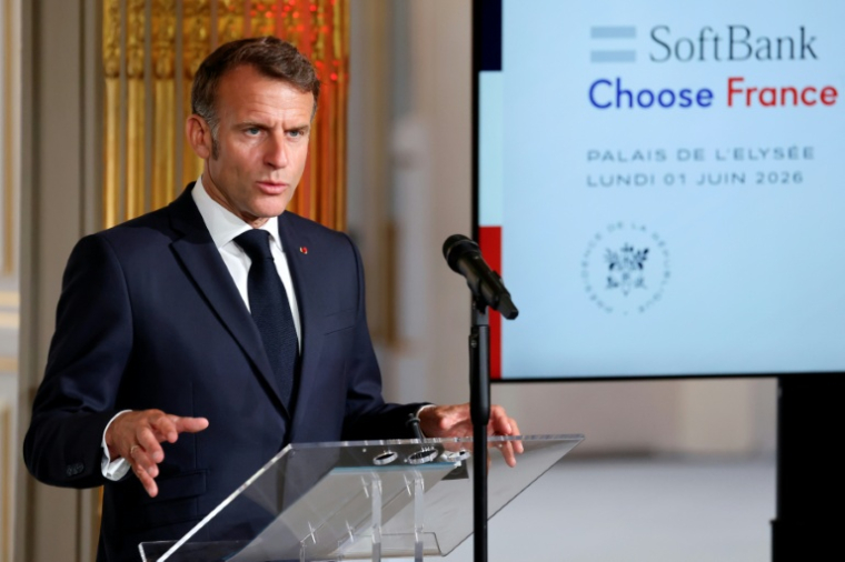 Le président Emmanuel Macron lors d'une déclaration conjointe avec le PDG du groupe SoftBank à l'Élysée, en amont de l'événement "Choose France", le 1er juin 2026 à Paris ( POOL / Ludovic MARIN )