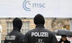 Des policiers devant l'hôtel Bayrischer Hof à Munich, lieu de la 62e Conférence de Munich sur la sécurité (MSC), le 12 février 2026 en Allemagne ( AFP / THOMAS KIENZLE )