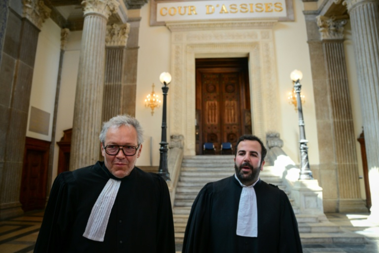 Sylvain Cormier, à gauche, avec à sa droite Robin Binsard, les avocats de Nicolas Zepeda, le 17 mars 2026, à Lyon ( AFP / OLIVIER CHASSIGNOLE )