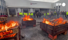 Liquidation judiciaire de Brandt: des palettes brûlées devant l'usine de Vendôme