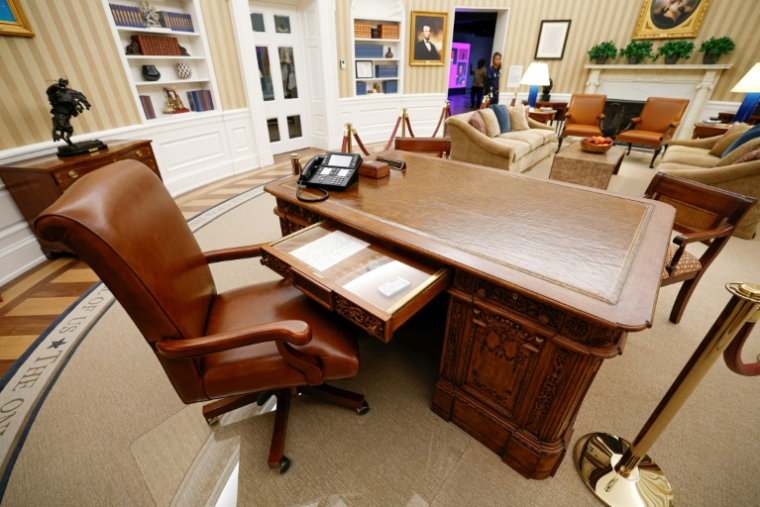 Une réplique exacte du Bureau ovale, où les visiteurs peuvent s'asseoir derrière le Resolute Desk grandeur nature ( AFP / KAMIL KRZACZYNSKI )
