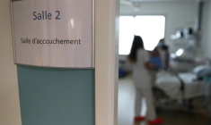"Il est si petit, pas question de le confier tout de suite": comme Angela, à partir de mercredi, les jeunes parents peuvent bénéficier du nouveau congé de naissance ( AFP / Pascal POCHARD-CASABIANCA )