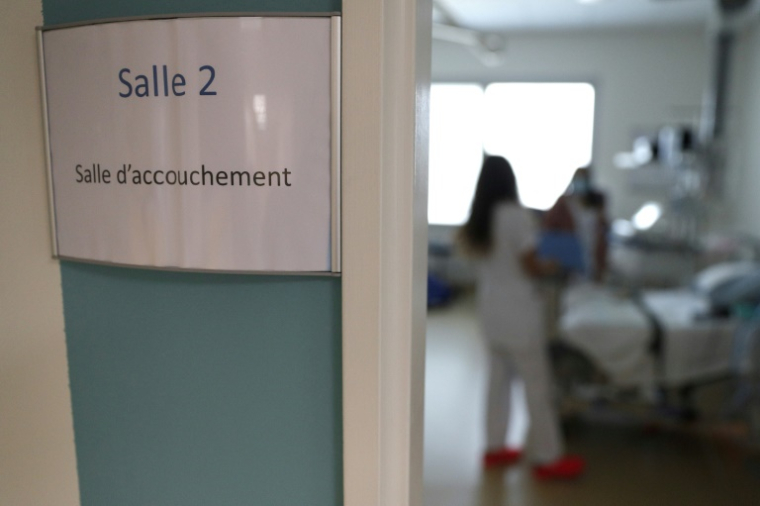 "Il est si petit, pas question de le confier tout de suite": comme Angela, à partir de mercredi, les jeunes parents peuvent bénéficier du nouveau congé de naissance ( AFP / Pascal POCHARD-CASABIANCA )