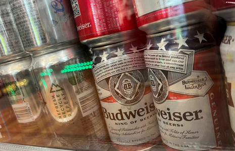 Des canettes de bière Budweiser sont présentées dans un magasin d'alcools à Washington.