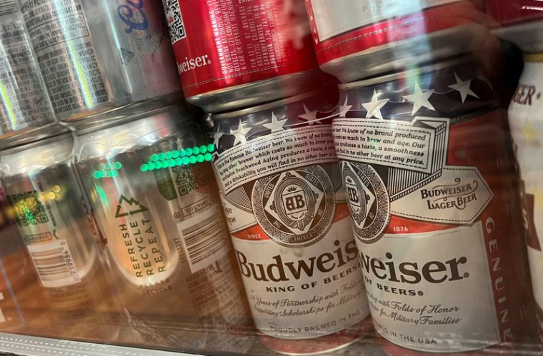 Des canettes de bière Budweiser sont présentées dans un magasin d'alcools à Washington.