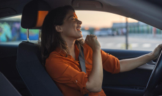 La location de voitures entre particuliers peut engendrer des revenus intéressants, même si des charges financières sont inévitables.