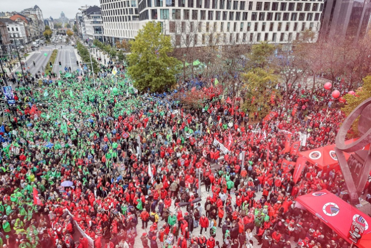 Vue de la manifestation contre les coupes budgétaires qui a réuni des dizaines de milliers de personnes, le 14 octobre 2025 à Bruxelles ( BELGA / JAMES ARTHUR GEKIERE )