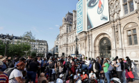 Rassemblement de sans abri devant l'Hôtel de ville de Paris, le 5 août 2025 ( AFP / STEPHANE DE SAKUTIN )