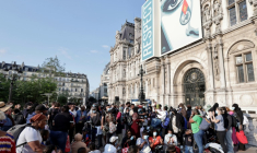 Rassemblement de sans abri devant l'Hôtel de ville de Paris, le 5 août 2025 ( AFP / STEPHANE DE SAKUTIN )