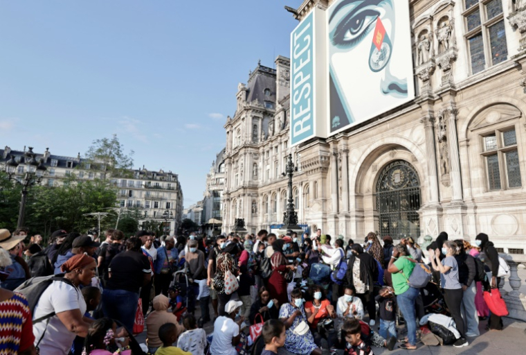 Rassemblement de sans abri devant l'Hôtel de ville de Paris, le 5 août 2025 ( AFP / STEPHANE DE SAKUTIN )