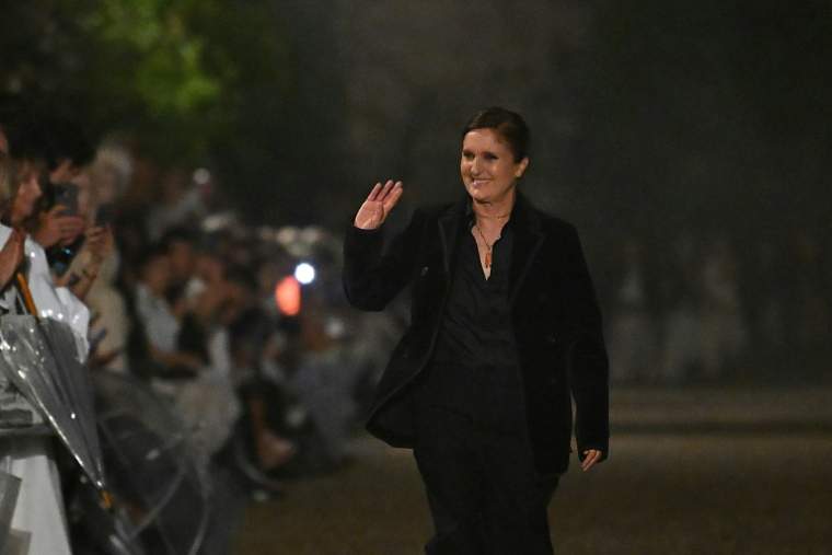 Maria Grazia Chiuri (c), directrice artistique de Dior, salue le public à la fin du défilé de la collection Dior Femme Croisière 26 à la Villa Albani Torlonia, à Rome, le 27 mai 2025 ( AFP / Andreas SOLARO )