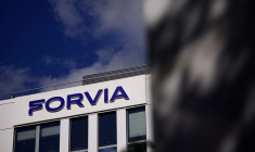 Logo de Forvia sur le bâtiment de l'entreprise près de Paris