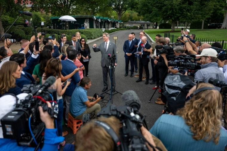Le secrétaire au Trésor Scott Bessent s'adresse à la presse à la Maison Blanche, le 20 août 2026 à Washington ( AFP / Jim WATSON )