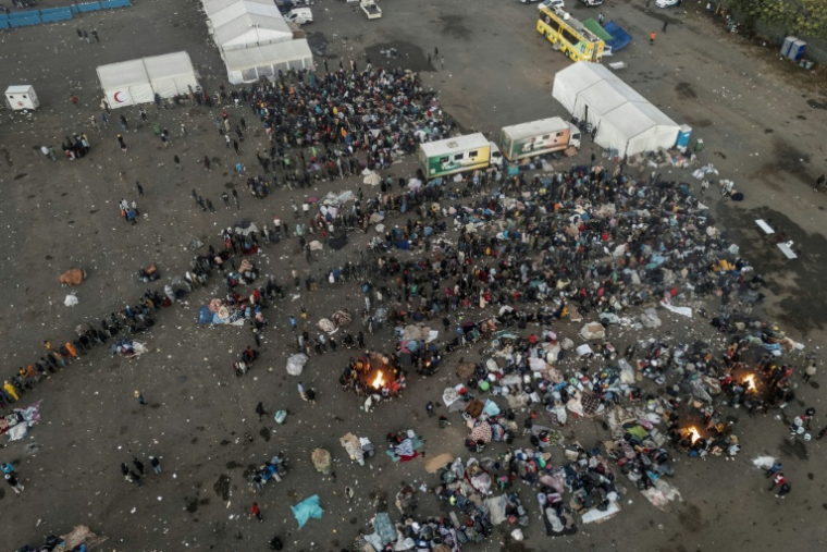 Vue aérienne de migrants sans papiers rassemblés autour de feux de camp sur l’ancien Durban Drive In, à Durban, le 27 juin 2026 ( AFP / MARCO LONGARI )
